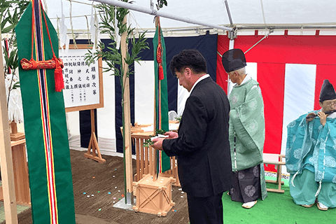 玉串奉奠の様子(株式会社馬木葉代表取締役社長松野様)